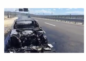 Makina merr flakë në bypassin e Fierit, shkrumbohet plotësisht (VIDEO)