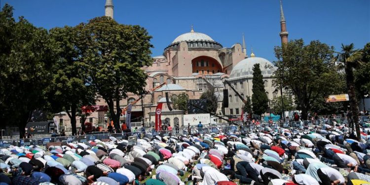 Greqia reagon ndaj hapjes së Shën Sofisë për namaz: Ditë zie për të krishterët, Erdogan e bëri atë që tha