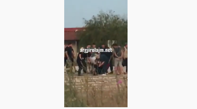 Aksidenti në Gjirokastër, mbërrin autoambulanca për të marrë shoferin e plagosur (VIDEO)