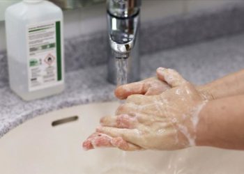 Shkencëtarët rusë: Koronavirusi nuk mbijeton në ujë