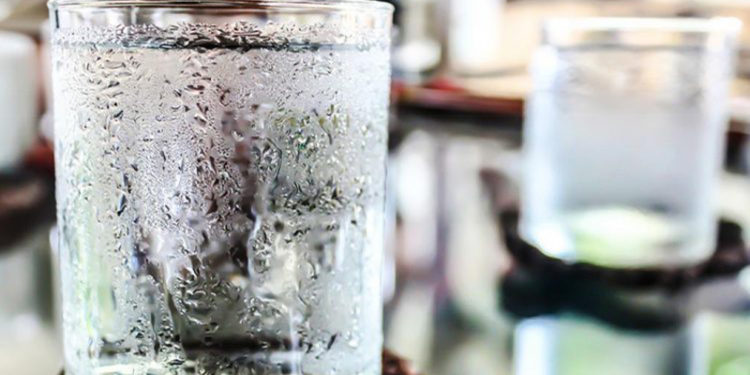 Para apo pas ngrënies? Ja kur është koha e duhur për të pirë ujë