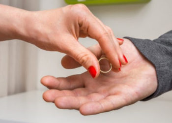 Ndodh në Shqipëri, gruaja divorcohet nga burri pasi ai u bë “Dëshmitar i Jehovait”