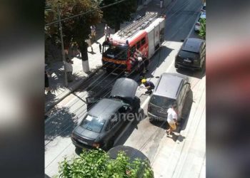 Sarandë, makina merr flakë në ecje