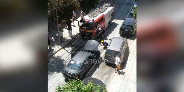 Sarandë, makina merr flakë në ecje