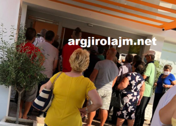Dyndje tek ADISA Gjirokastër, njerëzit nuk pyesin për COVID e as dinë të presin në radhë (FOTO)