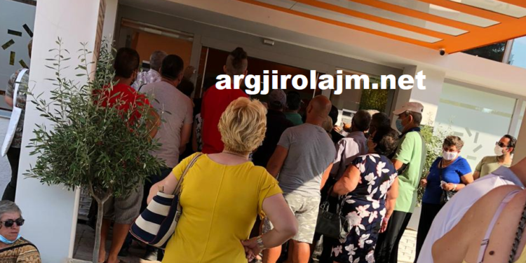 Dyndje tek ADISA Gjirokastër, njerëzit nuk pyesin për COVID e as dinë të presin në radhë (FOTO)