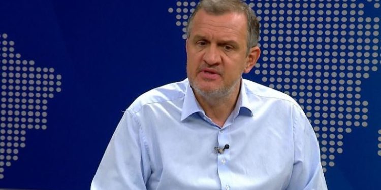 Ish-Ministri i Shëndetësisë tregon nëpërmjet një grafiku situatën me COVID: Kemi rënie të rasteve të reja dhe fataliteteve