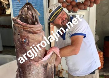 E pazakontë në Vlorë, Baçi kap peshkun e rrallë 50 kg (FOTO)