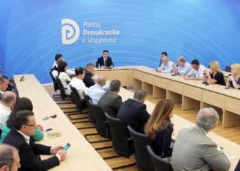 “Tregoni shokët që njohin jetën tuaj private”, pyetjet e pazakonta për kandidatët e PD