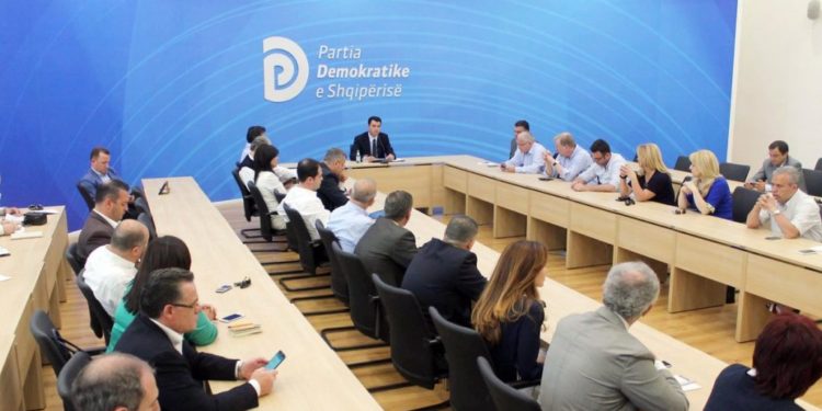 “Tregoni shokët që njohin jetën tuaj private”, pyetjet e pazakonta për kandidatët e PD