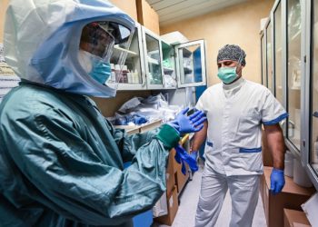 ‘Çmendet’ infermieri shqiptar në Itali, i vjedh kartën pacientit që ndërroi jetë nga Covid, merr 6 mijë euro nga llogaria