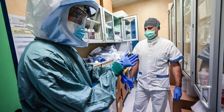 ‘Çmendet’ infermieri shqiptar në Itali, i vjedh kartën pacientit që ndërroi jetë nga Covid, merr 6 mijë euro nga llogaria