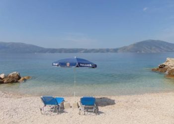 Sherr në Radhimë, qytetari kundërshton punonjësit e Agjencisë së Bregdetit: Plazhi është i imi