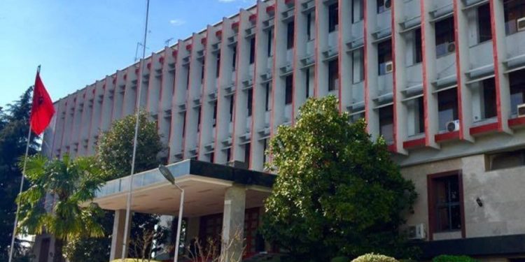 Pas vendimit të Greqisë për lejet e qëndrimit, reagon Ministria e Jashtme