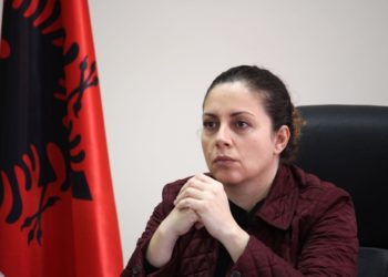 Lajm i mirë për emigrantët në Kakavijë, ministrja Xhaçka konfirmon: Pala greke do të vijojë punën edhe pas orës…