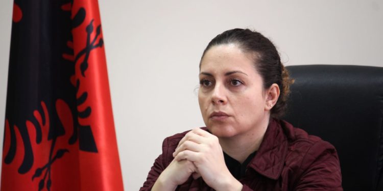 Lajm i mirë për emigrantët në Kakavijë, ministrja Xhaçka konfirmon: Pala greke do të vijojë punën edhe pas orës…