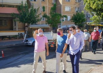 Nis fushata në Sarandë, deputetët dhe kryetari i bashkisë inagurojnë asfaltimin e një rruge (FOTO)