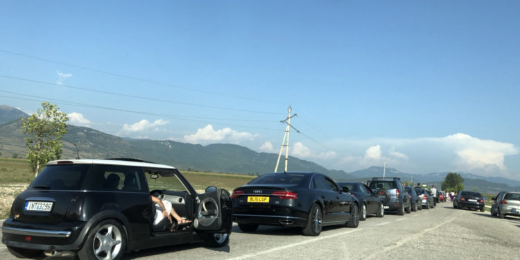 Emigrantët në Kakavijë/ Mbërrin në kufi Olta Xhaçka dhe Ardi Veliu