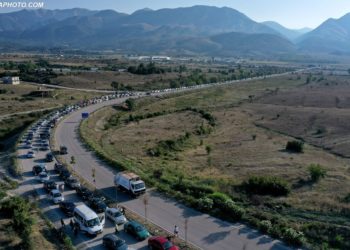 Media italiane i bën jehonë situatës në Kakavijë: Radhë mbi 20 km mes Shqipërisë dhe Greqisë, mijëra emigrantë presin në vapë (VIDEO)
