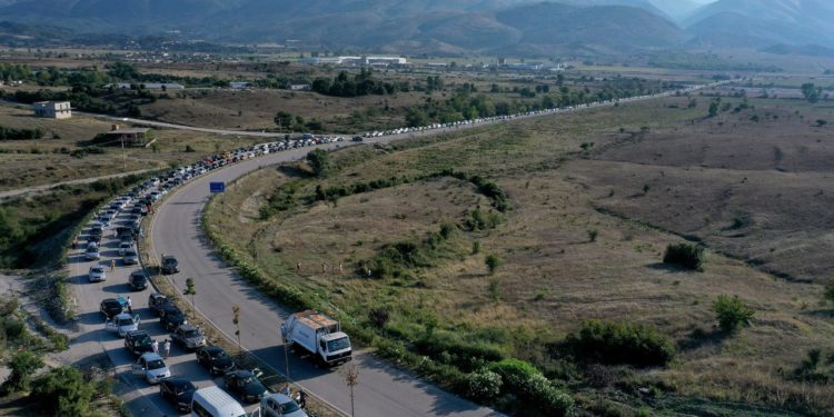 Media italiane i bën jehonë situatës në Kakavijë: Radhë mbi 20 km mes Shqipërisë dhe Greqisë, mijëra emigrantë presin në vapë (VIDEO)