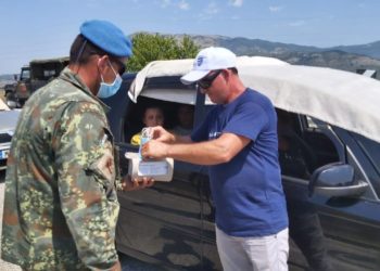 Ushtria shpërndan letra tek emigrantët e bllokuar në Kakavijë: Kthehuni në shtëpitë tuaja në Shqipëri, s’do ikni dot në Greqi me rregullat e reja