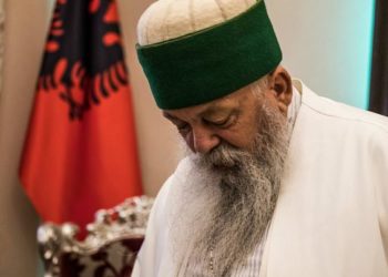 “S’kemi frikë nga COVID se na mbron Abaz Aliu”, besimtarët mbushin malin e Tomorrit, reagon Baba Mondi: Nuk i ndalojmë dot, vijnë të adhurojnë zotin e tyre