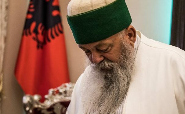 “S’kemi frikë nga COVID se na mbron Abaz Aliu”, besimtarët mbushin malin e Tomorrit, reagon Baba Mondi: Nuk i ndalojmë dot, vijnë të adhurojnë zotin e tyre