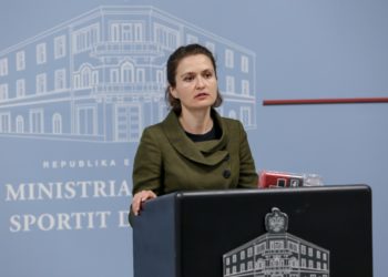 Ministrja e Arsimit jep lajmin e mirë/ Zgjerohet skema për librat falas, ja kush përfiton