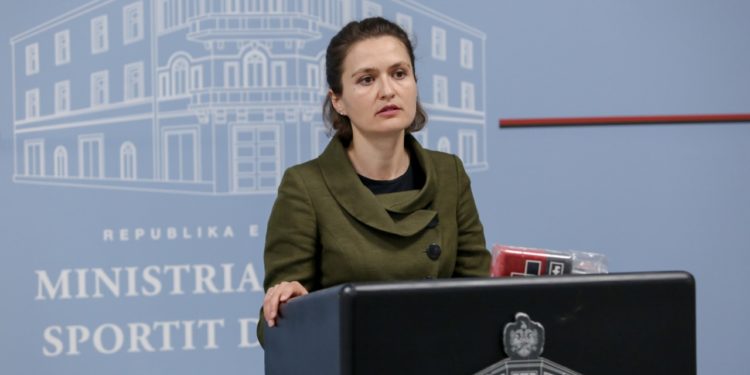 Ministrja e Arsimit jep lajmin e mirë/ Zgjerohet skema për librat falas, ja kush përfiton