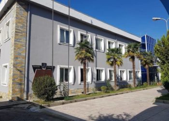 Radhimë/Babë e bir përfshihen në një sherr për motive të dobëta