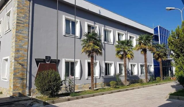 Radhimë/Babë e bir përfshihen në një sherr për motive të dobëta