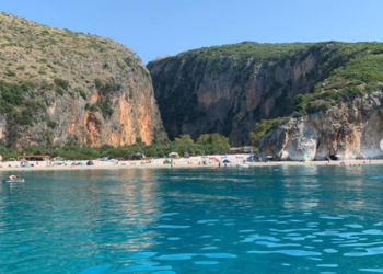 Ambasadorja Yuri Kim pushime në jug të Shqipërisë, mrekullohet nga plazhet dhe ushqimet (FOTO)