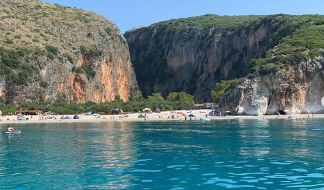 Ambasadorja Yuri Kim pushime në jug të Shqipërisë, mrekullohet nga plazhet dhe ushqimet (FOTO)