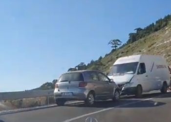 Aksident në Llogara, shihni si janë përplasur ‘kokë më kokë’ dy makinat (VIDEO)