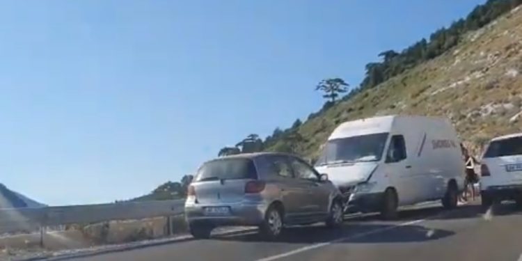 Aksident në Llogara, shihni si janë përplasur ‘kokë më kokë’ dy makinat (VIDEO)