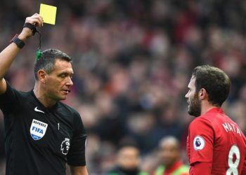 Angli/ Lojtari ndëshkohet me karton të verdhë nëse kollitet apo afrohet qëllimisht pranë lojtarëve të tjerë ose albitrave