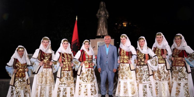 Pas Tepelenës, Meta vlerëson 3 personalitete të minoritetit etnik grek në Derviçan