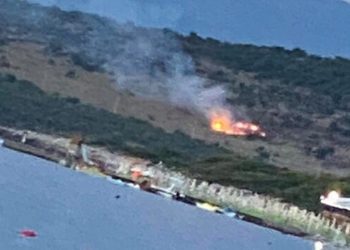 Zjarri përfshin një kodër në Ksamil, zjarrfikësit drejt vendngjarjes