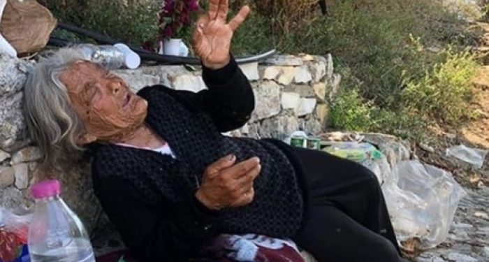 Thirrje për ndihmë/ E moshuara nga fshati Piqeras në gjendje të rëndë, pa strehë dhe e sëmurë (VIDEO)