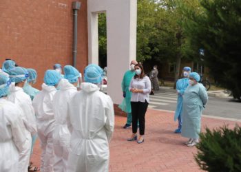 Stafi mjekësor i spitalit COVID 2 shtohet me 50 infermierë të rinj, ministrja Manastirliu: Forcimi i kapaciteteve mjekësore, fokusi i qeverisë