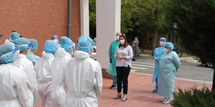 Stafi mjekësor i spitalit COVID 2 shtohet me 50 infermierë të rinj, ministrja Manastirliu: Forcimi i kapaciteteve mjekësore, fokusi i qeverisë