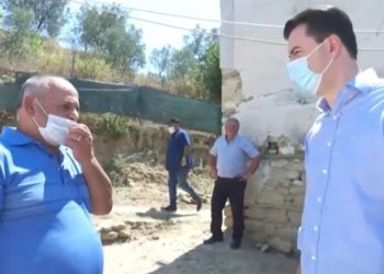 Qytetari ia ‘plas në sy’ Bashës: Je me shumë vonesë, duhet të jesh më afër me popullin