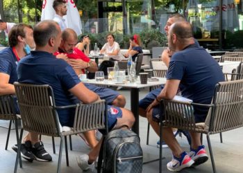 Ekipi serb në Tiranë, Artan Hoxha: Siç shihet, askush nuk i ka sulmuar dhe as “ngrënë” trajnerin e lojtarët. Media serbe të qetësohet