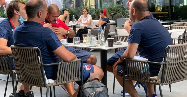 Ekipi serb në Tiranë, Artan Hoxha: Siç shihet, askush nuk i ka sulmuar dhe as “ngrënë” trajnerin e lojtarët. Media serbe të qetësohet