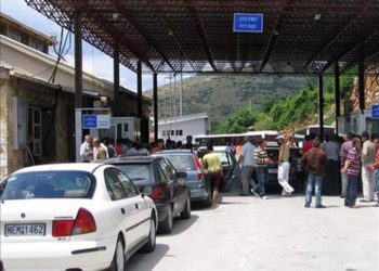 Greqia rikthen detyrimin 7 ditor për t’u karantinuar për shqiptarët që kalojnë kufirin. Mbyllet gjatë natës Pika Kufitare Kakavijë