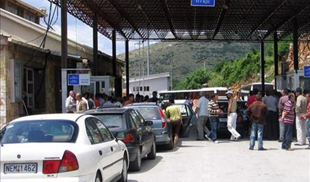 Greqia rikthen detyrimin 7 ditor për t’u karantinuar për shqiptarët që kalojnë kufirin. Mbyllet gjatë natës Pika Kufitare Kakavijë