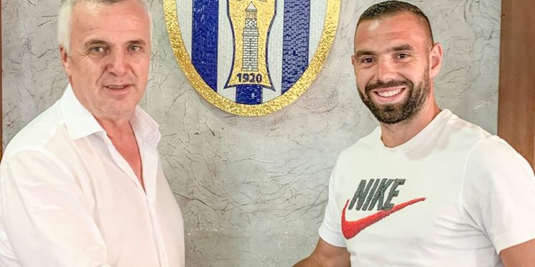 Zyrtare, Tirana rinovon kontratën me Idriz Bathën