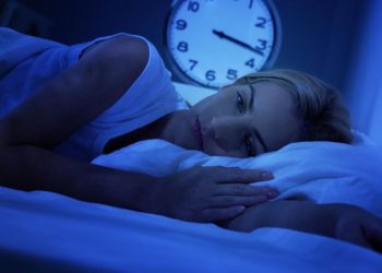 Është vapë dhe nuk flini dot? Këto metoda efektive do ju shpëtojnë