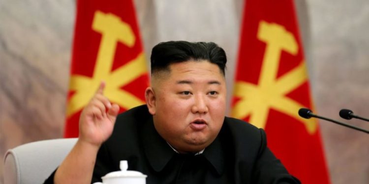 Kim Jong-un “frikësohet”, paralajmëron popullin për rrezikun nga koronavirusi dhe tajfuni
