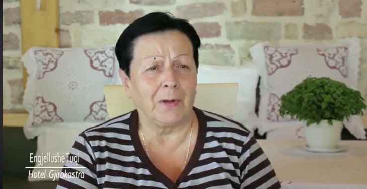 Mirela Kumbaro homazh për gruan që diti të krijonte një markë të njohur gjirokastrite (VIDEO)